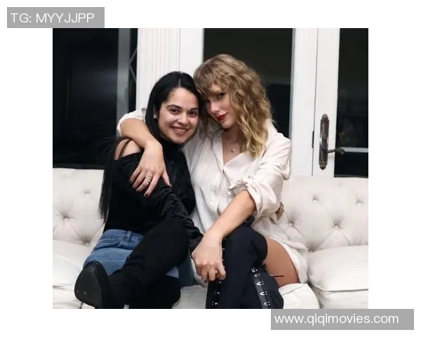 足球巨星与粉丝亲密合影瞬间尽显温馨与粉丝互动的独特魅力